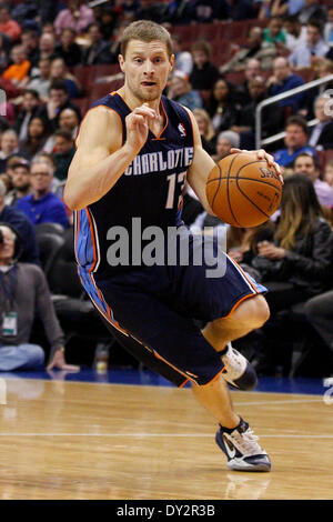 2. April 2014: Charlotte Bobcats bewachen Luke Ridnour (13) in Aktion während des NBA-Spiels zwischen die Charlotte Bobcats und die Philadelphia 76ers im Wells Fargo Center in Philadelphia, Pennsylvania. Die Bobcats gewannen 123-93. Christopher Szagola/Cal-Sport-Medien Stockfoto