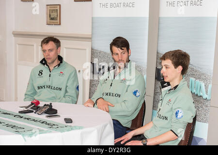 London, UK. 4. April 2014. Tideway Woche, in Vorbereitung für die Universitäten Regatta am Sonntag, 6. April 2014.  Lage:-Themse, London, Vereinigtes Königreich zwischen Putney (Start) und Mortlake.   CUBC Cheftrainer Steve Trapmore (links), Präsident Steve Dudek (Mitte) und Cox Ian Middleton auf einer Pressekonferenz im Vorfeld des Rennens zu diskutieren. Bildnachweis: Duncan Grove/Alamy Live-Nachrichten Stockfoto