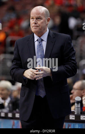 2. April 2014: Charlotte Bobcats Cheftrainer sieht Steve Clifford während des NBA-Spiels zwischen die Charlotte Bobcats und die Philadelphia 76ers im Wells Fargo Center in Philadelphia, Pennsylvania, auf. Die Bobcats gewannen 123-93. Christopher Szagola/Cal-Sport-Medien Stockfoto