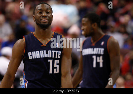 2. April 2014: Charlotte Bobcats Wache Kemba Walker (15) blickt auf eine während des NBA-Spiels zwischen die Charlotte Bobcats und die Philadelphia 76ers im Wells Fargo Center in Philadelphia, Pennsylvania. Die Bobcats gewannen 123-93. Christopher Szagola/Cal-Sport-Medien Stockfoto