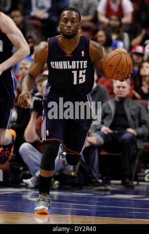 2. April 2014: Charlotte Bobcats bewachen Kemba Walker (15) in Aktion während des NBA-Spiels zwischen die Charlotte Bobcats und die Philadelphia 76ers im Wells Fargo Center in Philadelphia, Pennsylvania. Die Bobcats gewannen 123-93. Christopher Szagola/Cal-Sport-Medien Stockfoto