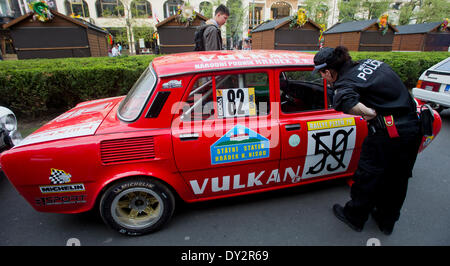 Prag, Tschechische Republik. 4. April 2014. Rallye Praha Revival 2014, Rallye von alten Hasen am 4. April 2014 in Prag, Tschechien. Skoda 100. (CTK Foto/Vit SimanekAlamy Live-Nachrichten) Stockfoto