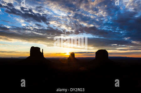 Wunderbare Farben bei Sonnenaufgang in dieser legendären Ansicht des Monument Valley, USA Stockfoto