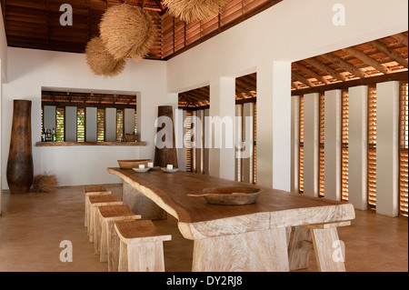 Esstisch mit Stühlen und großen Urnen in offenen Strand Haus Retreat im indischen Bundesstaat Goa Stockfoto