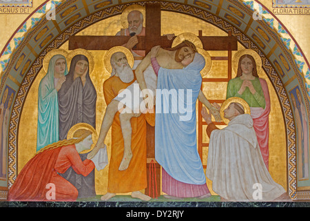 Wien - Deposition der Cross-Szene über Johannes vom Kreuz Seitenaltar von P. Verkade (1927) in Karmeliten-Kirche Stockfoto