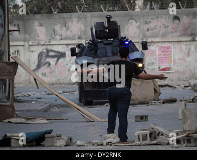 Janosan, Vereinigte Arabische Emirate. 4. April 2014. Kundgebung der Opposition zum Sturz der Diktatur Demonstranten fordern aufgeworfenen politischen Gefangenen Bilder und Plakate weigert, F1-Rennen, Zusammenstößen begann nach der Rallye am 4. April 2014, in Janosan, Vereinigte Arabische Emirate. (Foto von Ahmed AlFardan/NurPhoto) Bildnachweis: Ahmed Alfardan/NurPhoto/ZUMAPRESS.com/Alamy Live-Nachrichten Stockfoto