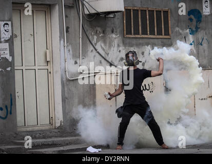 Janosan, Vereinigte Arabische Emirate. 4. April 2014. Kundgebung der Opposition zum Sturz der Diktatur Demonstranten fordern aufgeworfenen politischen Gefangenen Bilder und Plakate weigert, F1-Rennen, Zusammenstößen begann nach der Rallye am 4. April 2014, in Janosan, Vereinigte Arabische Emirate. (Foto von Ahmed AlFardan/NurPhoto) Bildnachweis: Ahmed Alfardan/NurPhoto/ZUMAPRESS.com/Alamy Live-Nachrichten Stockfoto