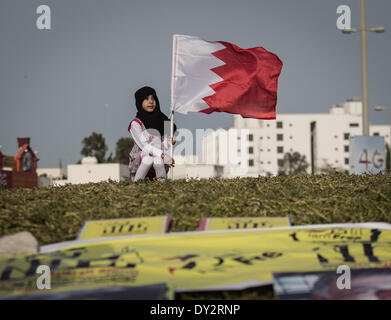 Janosan, Vereinigte Arabische Emirate. 4. April 2014. Kundgebung der Opposition zum Sturz der Diktatur Demonstranten fordern aufgeworfenen politischen Gefangenen Bilder und Plakate weigert, F1-Rennen, Zusammenstößen begann nach der Rallye am 4. April 2014, in Janosan, Vereinigte Arabische Emirate. (Foto von Ahmed AlFardan/NurPhoto) Bildnachweis: Ahmed Alfardan/NurPhoto/ZUMAPRESS.com/Alamy Live-Nachrichten Stockfoto