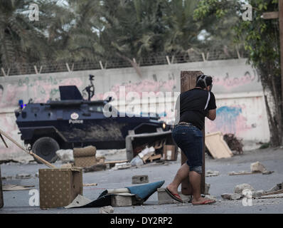 Janosan, Vereinigte Arabische Emirate. 4. April 2014. Kundgebung der Opposition zum Sturz der Diktatur Demonstranten fordern aufgeworfenen politischen Gefangenen Bilder und Plakate weigert, F1-Rennen, Zusammenstößen begann nach der Rallye am 4. April 2014, in Janosan, Vereinigte Arabische Emirate. (Foto von Ahmed AlFardan/NurPhoto) Bildnachweis: Ahmed Alfardan/NurPhoto/ZUMAPRESS.com/Alamy Live-Nachrichten Stockfoto