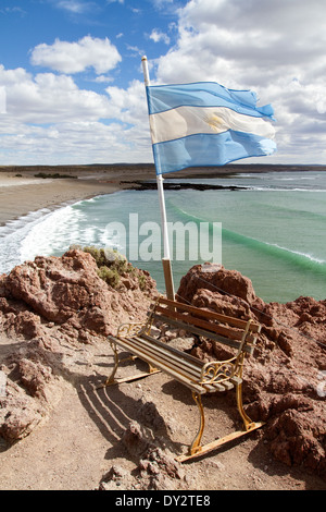 Punta Tombo Strand, Magellan-Pinguine Rookery in Argentinien, Südamerika mit Bank und Flagge bei Lookout. Stockfoto