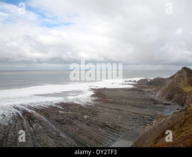 Felsigen Welle schneiden Plattform erosive Landschaftsformen mit Bergrücken gebildet von erodierten geneigten Schichten am Hartland Quay, North Devon, England Stockfoto