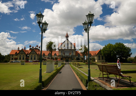 Fußweg bis zum Edwardian Badehaus in Rotorua, Neuseeland. Stockfoto