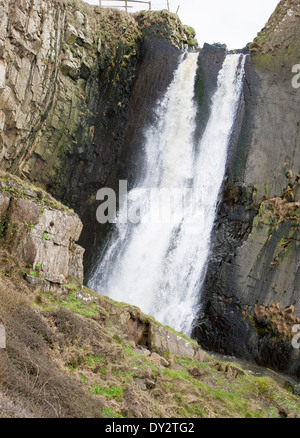 Speke Mühle Mund Wasserfall als Wasser-Kaskaden über steile Klippe in der Nähe von Hartland Quay, North Devon, England Stockfoto