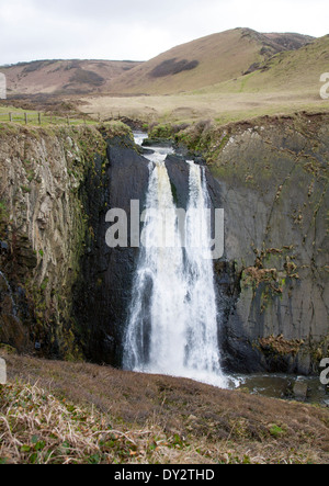 Speke Mühle Mund Wasserfall als Wasser-Kaskaden über steile Klippe in der Nähe von Hartland Quay, North Devon, England Stockfoto