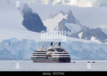 Antarktis Kreuzfahrtschiff Antarktis Tourismus mit Touristen, L'Austral, und Zodiac unter Gletscher, Berge, Berg, antarktische Halbinsel. Stockfoto