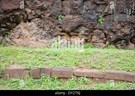 Menehune Grabenmauer, ein altes Bewässerungssystem aus Basaltblöcken aus Stein in Kauai Stockfoto