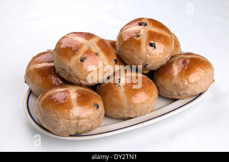 Traditionelle Ostern Hot Cross Buns auf einer ovalen Platte mit einem weißen Hintergrund (16 aus einer Reihe von 24) Stockfoto