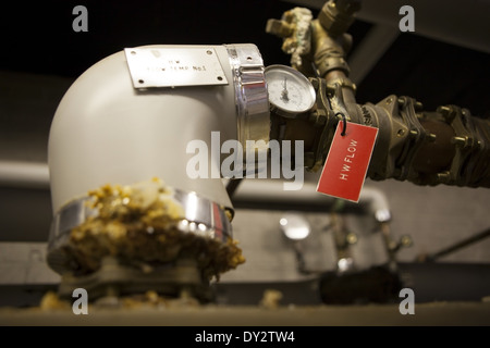 Kalkablagerungen hinterlegen Build up auf Warmwasserleitungen auf Pflegeheim Heizsystem Stockfoto