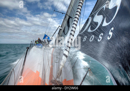 An Bord Hugo Boss Rennen rund um die Isle Of Wight in der Artemis-Challenge. Skipper Alex Thomson & Besatzung zusammen mit prominenten Ew Stockfoto