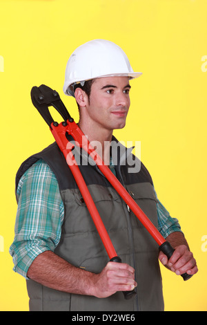 Handwerker mit einem riesigen Schraubenschlüssel Stockfoto