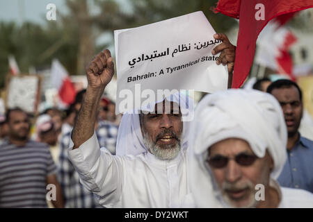 Janosan, Vereinigte Arabische Emirate. 4. April 2014. Kundgebung der Opposition zum Sturz der Diktatur Demonstranten fordern aufgeworfenen politischen Gefangenen Bilder und Plakate weigert, F1-Rennen, Zusammenstößen begann nach der Rallye am 4. April 2014, in Janosan, Vereinigte Arabische Emirate. (Foto von Ahmed AlFardan/NurPhoto) Bildnachweis: Ahmed Alfardan/NurPhoto/ZUMAPRESS.com/Alamy Live-Nachrichten Stockfoto