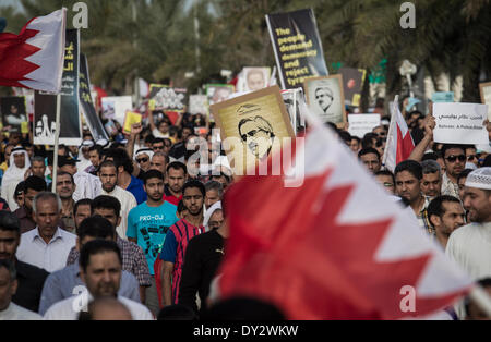 Janosan, Vereinigte Arabische Emirate. 4. April 2014. Kundgebung der Opposition zum Sturz der Diktatur Demonstranten fordern aufgeworfenen politischen Gefangenen Bilder und Plakate weigert, F1-Rennen, Zusammenstößen begann nach der Rallye am 4. April 2014, in Janosan, Vereinigte Arabische Emirate. (Foto von Ahmed AlFardan/NurPhoto) Bildnachweis: Ahmed Alfardan/NurPhoto/ZUMAPRESS.com/Alamy Live-Nachrichten Stockfoto