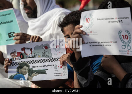 Janosan, Vereinigte Arabische Emirate. 4. April 2014. Kundgebung der Opposition zum Sturz der Diktatur Demonstranten fordern aufgeworfenen politischen Gefangenen Bilder und Plakate weigert, F1-Rennen, Zusammenstößen begann nach der Rallye am 4. April 2014, in Janosan, Vereinigte Arabische Emirate. (Foto von Ahmed AlFardan/NurPhoto) Bildnachweis: Ahmed Alfardan/NurPhoto/ZUMAPRESS.com/Alamy Live-Nachrichten Stockfoto