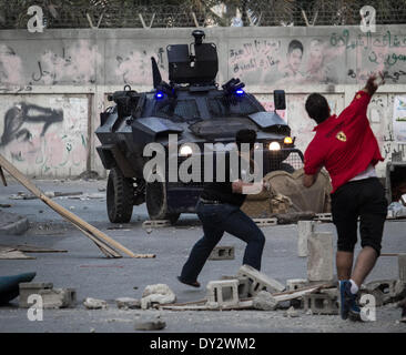 Janosan, Vereinigte Arabische Emirate. 4. April 2014. Kundgebung der Opposition zum Sturz der Diktatur Demonstranten fordern aufgeworfenen politischen Gefangenen Bilder und Plakate weigert, F1-Rennen, Zusammenstößen begann nach der Rallye am 4. April 2014, in Janosan, Vereinigte Arabische Emirate. (Foto von Ahmed AlFardan/NurPhoto) Bildnachweis: Ahmed Alfardan/NurPhoto/ZUMAPRESS.com/Alamy Live-Nachrichten Stockfoto