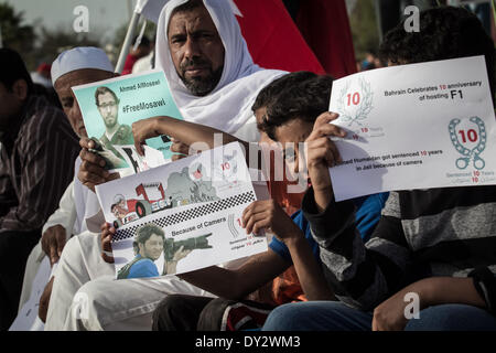 Janosan, Vereinigte Arabische Emirate. 4. April 2014. Kundgebung der Opposition zum Sturz der Diktatur Demonstranten fordern aufgeworfenen politischen Gefangenen Bilder und Plakate weigert, F1-Rennen, Zusammenstößen begann nach der Rallye am 4. April 2014, in Janosan, Vereinigte Arabische Emirate. (Foto von Ahmed AlFardan/NurPhoto) Bildnachweis: Ahmed Alfardan/NurPhoto/ZUMAPRESS.com/Alamy Live-Nachrichten Stockfoto