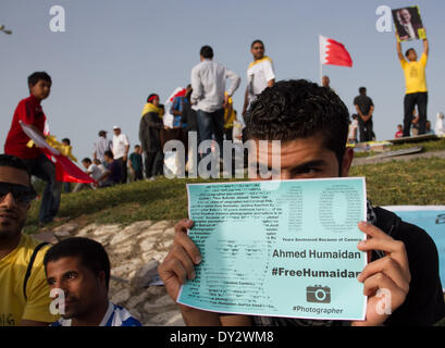 Janosan, Vereinigte Arabische Emirate. 4. April 2014. Kundgebung der Opposition zum Sturz der Diktatur Demonstranten fordern aufgeworfenen politischen Gefangenen Bilder und Plakate weigert, F1-Rennen, Zusammenstößen begann nach der Rallye am 4. April 2014, in Janosan, Vereinigte Arabische Emirate. (Foto von Ahmed AlFardan/NurPhoto) Bildnachweis: Ahmed Alfardan/NurPhoto/ZUMAPRESS.com/Alamy Live-Nachrichten Stockfoto