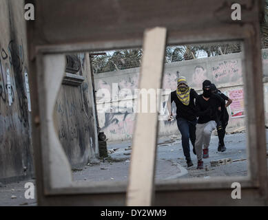 Janosan, Vereinigte Arabische Emirate. 4. April 2014. Kundgebung der Opposition zum Sturz der Diktatur Demonstranten fordern aufgeworfenen politischen Gefangenen Bilder und Plakate weigert, F1-Rennen, Zusammenstößen begann nach der Rallye am 4. April 2014, in Janosan, Vereinigte Arabische Emirate. (Foto von Ahmed AlFardan/NurPhoto) Bildnachweis: Ahmed Alfardan/NurPhoto/ZUMAPRESS.com/Alamy Live-Nachrichten Stockfoto