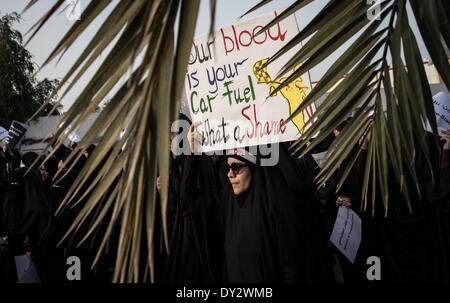 Janosan, Vereinigte Arabische Emirate. 4. April 2014. Kundgebung der Opposition zum Sturz der Diktatur Demonstranten fordern aufgeworfenen politischen Gefangenen Bilder und Plakate weigert, F1-Rennen, Zusammenstößen begann nach der Rallye am 4. April 2014, in Janosan, Vereinigte Arabische Emirate. (Foto von Ahmed AlFardan/NurPhoto) Bildnachweis: Ahmed Alfardan/NurPhoto/ZUMAPRESS.com/Alamy Live-Nachrichten Stockfoto