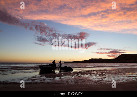 Argentinien Sonnenuntergang Himmel mit Fischer am Strand von Puerto Pirámides, Peninsula Valdes, Valdez, Patagonien, Argentinien. Stockfoto