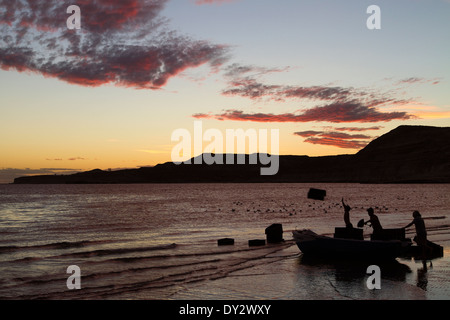 Argentinien Sonnenuntergang Himmel mit Fischer am Strand von Puerto Pirámides, Peninsula Valdes, Valdez, Patagonien, Argentinien. Stockfoto