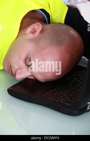 Mann schläft auf seinem Schreibtisch Stockfoto