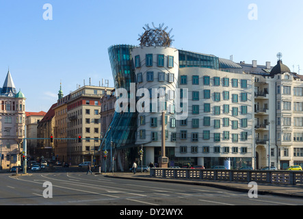 Ein modernes Wahrzeichen in Prag, Tanzhaus oder Fred und Ginger. Architekten Vlado Milunic und Frank Gehry. Stockfoto