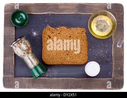 Stück von frischem Brot auf einer Kreidetafel erschossen von oben Stockfoto