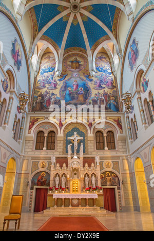 Wien, Österreich - 17. Februar 2014: Presbyterium und Hauptaltar der Kirche der Karmeliter in Dobling. Stockfoto