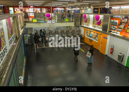 Paris, Frankreich, Menschen in der Metro U-Bahn-Station, Übersicht mit Drehkreuzen am Eingang, U-Bahn-Anzeigen Printemps Kaufhaus Plakate in der Ausstellungshalle Stockfoto