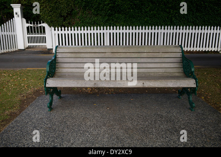 Bank mit Blick auf den Hafen in Russell, Neuseeland. Stockfoto