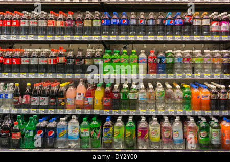 Soda und andere Getränke in einem Lebensmittelgeschäft in New York Stockfoto