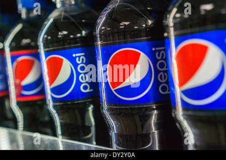 Pepsi-Flaschen in einem Lebensmittelgeschäft in New York Stockfoto