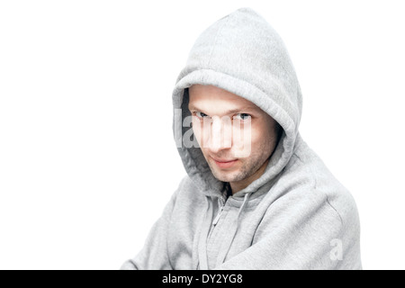 Kaukasische junge Mann in graue Jacke mit Kapuze. Studioportrait isoliert auf weiss Stockfoto