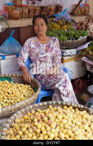 Hanoi, Vietnam. Frau verkaufen Obst und Gemüse, Flohmarkt in der Altstadt Stockfoto