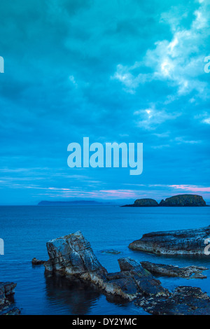 Ein Blick auf Schafe Island und Rathlin in der Ferne, von Ballintoy Harbour County Antrim Northern Ireland Stockfoto