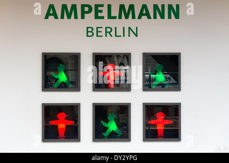 Ampelmaennchen (kleine Ampelmännchen) ist das berühmte Symbol auf Fußgänger Signale in der ehemaligen DDR gezeigt. Deutschland. Berlin Stockfoto