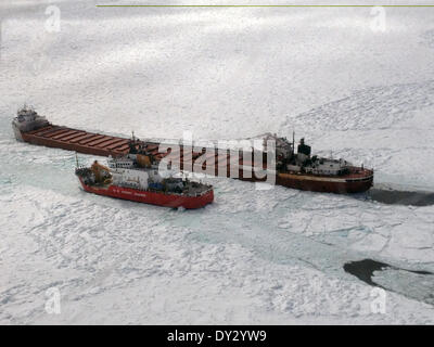 US Coast Guard Cutter Mackinaw Escorts Schiffe durch das dicke Eis am Lake Superior 3. April 2014 in der Nähe von Whitefish Point Michigan. Das Eisschild im See ist immer noch 40 Zoll dick. Stockfoto