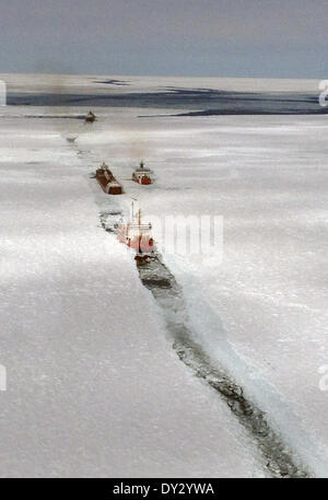 US Coast Guard Cutter Mackinaw und Canadian Coast Guard Schiff Pierre Radisson Escort Schiffe durch das dicke Eis am Lake Superior 3. April 2014 in der Nähe von Whitefish Point Michigan. Das Eisschild im See ist immer noch 40 Zoll dick. Stockfoto