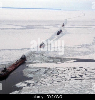 US Coast Guard Cutter Mackinaw und Canadian Coast Guard Schiff Pierre Radisson Escort Schiffe durch das dicke Eis am Lake Superior 3. April 2014 in der Nähe von Whitefish Point Michigan. Das Eisschild im See ist immer noch 40 Zoll dick. Stockfoto