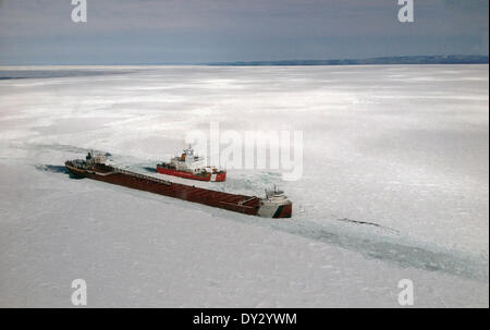 US Coast Guard Cutter Mackinaw Escorts Schiffe durch das dicke Eis am Lake Superior 3. April 2014 in der Nähe von Whitefish Point Michigan. Das Eisschild im See ist immer noch 40 Zoll dick. Stockfoto